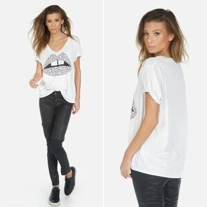 LAUREN MOSHI // ltd ed elara skull lip vneck super soft vtg feel tee